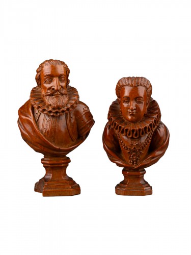 Pair of boxwood busts  - France 17th century