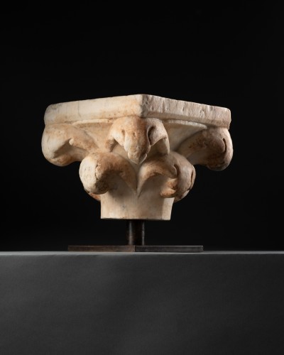 Marble capital with hooks - Italy14th century - Architectural & Garden Style Middle age