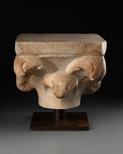 Architectural & Garden  - Marble capital with hooks - Italy14th century