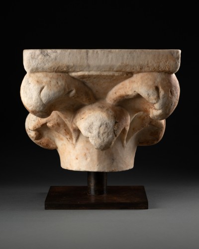 Marble capital with hooks - Italy14th century - 