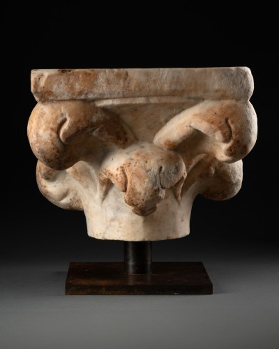 11th to 15th century - Marble capital with hooks - Italy14th century