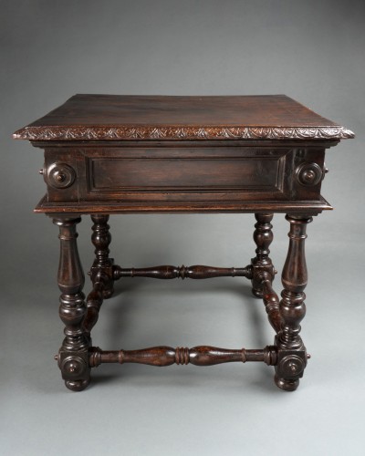 XVIe siècle et avant - Petite table en noyer - Italie du nord XVIe siècle