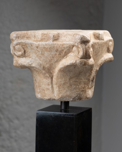 Petit chapiteau en marbre – Italie XIIe siècle - Galerie Alexandre Piatti