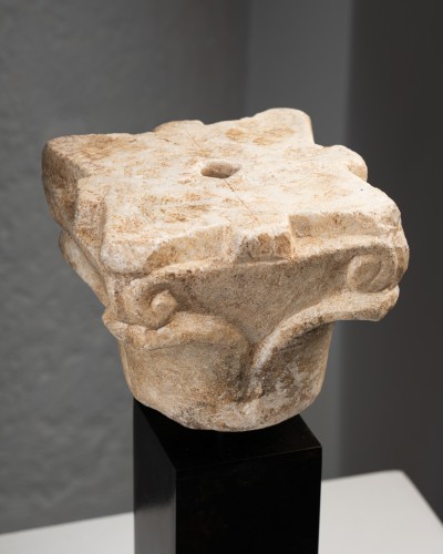 Antiquités - Petit chapiteau en marbre – Italie XIIe siècle