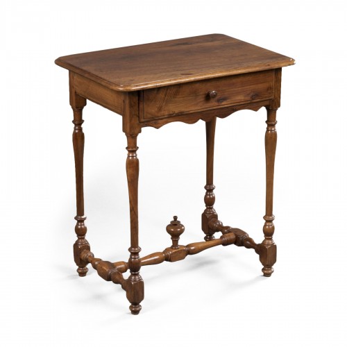 Small Burgundian table in walnut - Louis XIII 