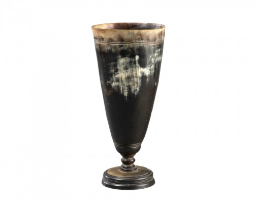 Cup on stand in horn - Germany circa 1700