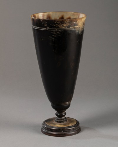 Cup on stand in horn - Germany circa 1700 - Curiosities Style 