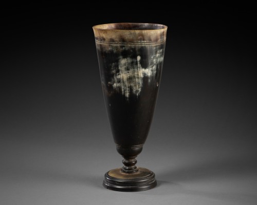 Cup on stand in horn - Germany circa 1700 - 