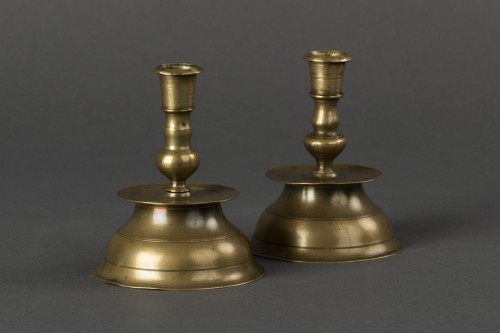 XVIIe siècle - Paire de petits chandeliers - Flandres XVIIe siècle