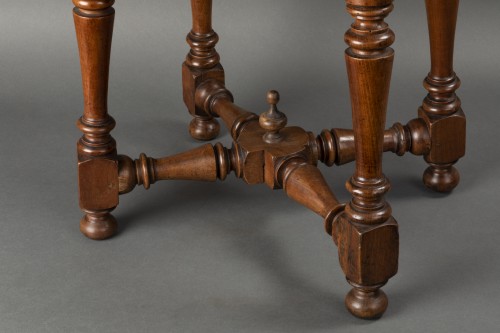 Pair of walnut stools - Northern Italy second half of the 17th century - Seating Style 