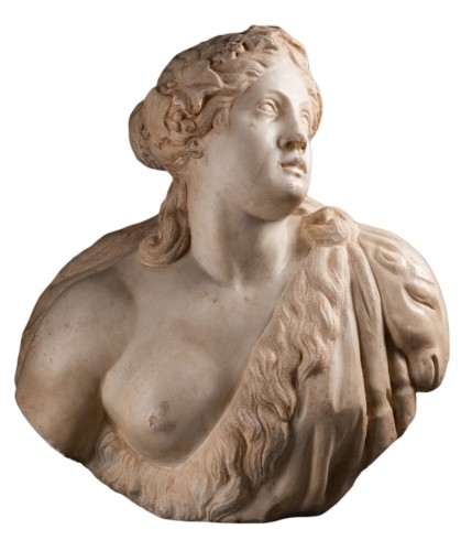 Bust of a bacchante in marble - Italy 17th century