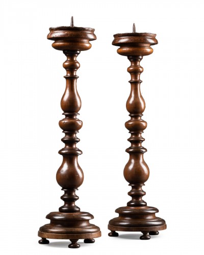 Paire de bougeoirs en bois Louis XIII – France début XVIIe siècle