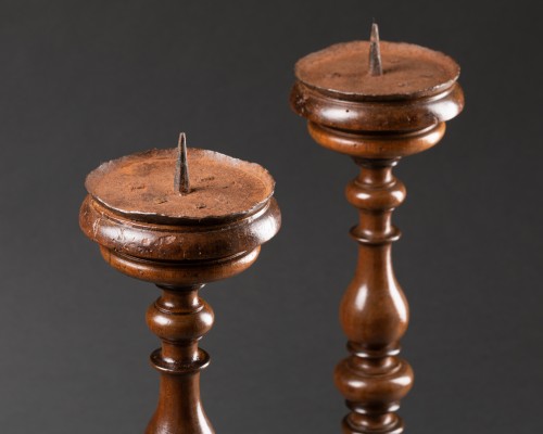 Paire de bougeoirs en bois Louis XIII – France début XVIIe siècle - Luminaires Style Louis XIII