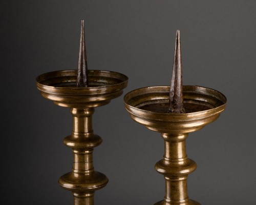 Paire de bougeoirs en bronze - Europe centrale circa 1500 - Luminaires Style Moyen Âge