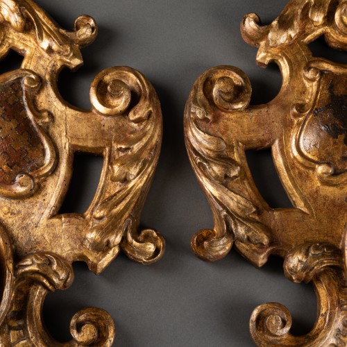 Antiquités - Paire d’appliques armoriées en bois doré et polychromie – Italie XVIIe siècle
