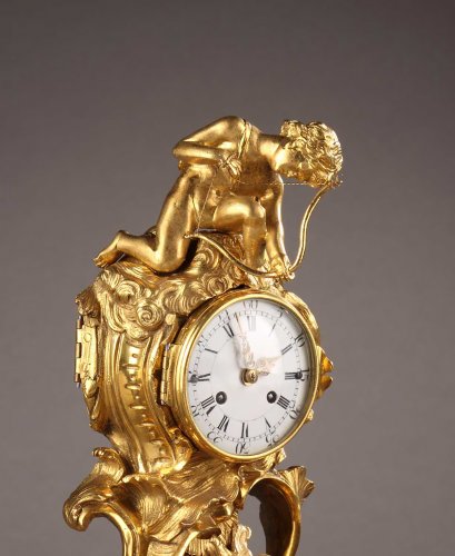 Horlogerie Pendule - Pendule Louis XV au Dragon et angelot