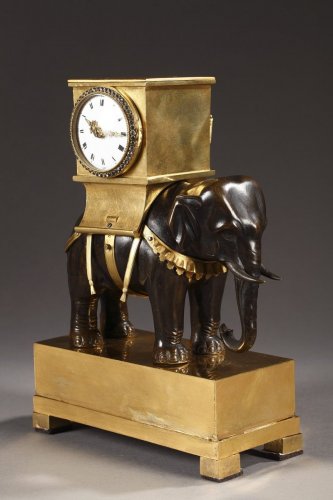 Pendule à l’éléphant en bronze doré époque Empire - Empire