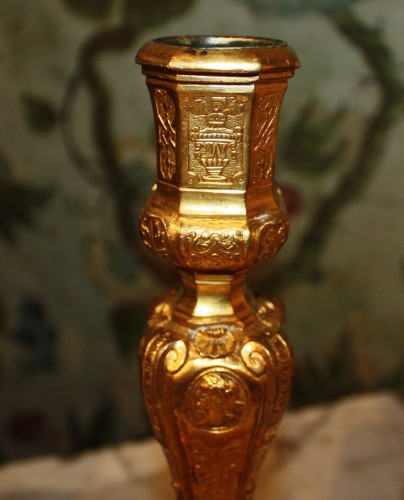 Paire de flambeaux "aux Profils" d'époque Louis XIV - Luminaires Style Louis XIV
