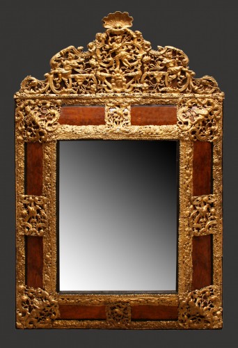 Antiquités - Miroir à Fronton en métal repoussé