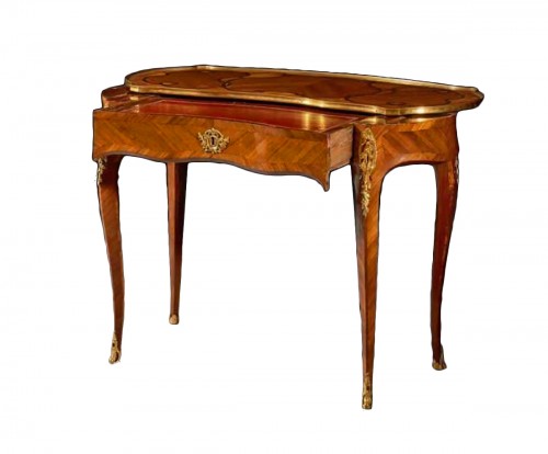 French Louis XV Table de Salon "à Glissière" forming a writing desk