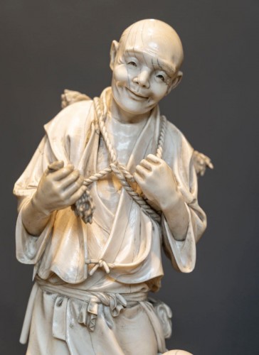 Okimono en ivoire sculpté – École de Tokyo, époque Meiji (1868-1912) - Arts d