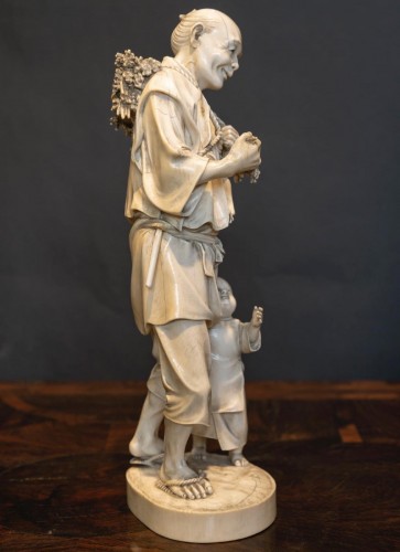 Okimono en ivoire sculpté – École de Tokyo, époque Meiji (1868-1912) - Galerie Buter