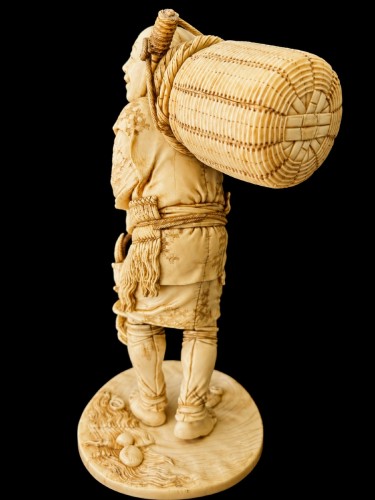 Okimono en ivoire, Pêcheur de crabes – Japon époque Meiji (1868-1912) - 
