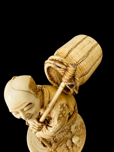 Antiquités - Okimono en ivoire, Pêcheur de crabes – Japon époque Meiji (1868-1912)