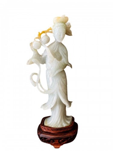 Sculpture en jade céladon – Jeune femme aux pêches de longévité, Chine vers 1920