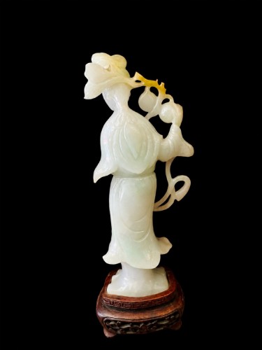 Sculpture en jade céladon – Jeune femme aux pêches de longévité, Chine vers 1920 - Arts d