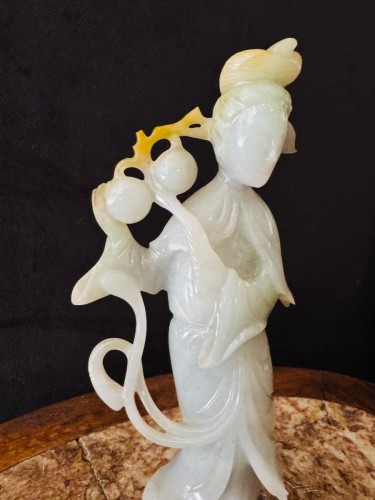 Sculpture en jade céladon – Jeune femme aux pêches de longévité, Chine vers 1920 - Galerie Buter