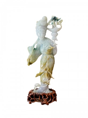 Guanyin en jade naturel polychrome – Chine, Pékin vers 1920