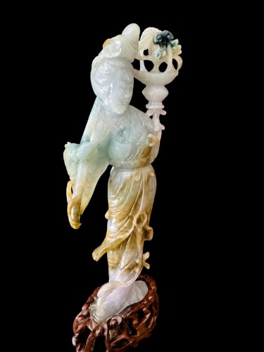 Guanyin en jade naturel polychrome – Chine, Pékin vers 1920 - 