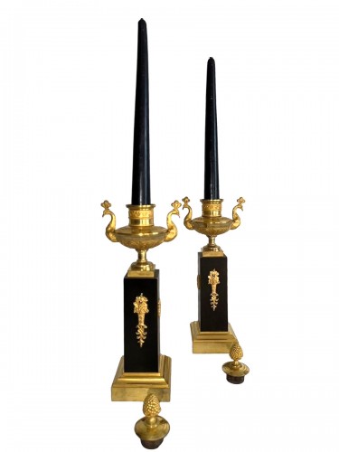 Paire de bougeoirs aux paons formant brûle-parfums