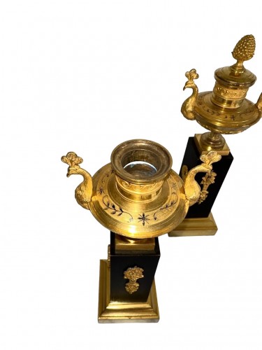 XIXe siècle - Paire de bougeoirs aux paons formant brûle-parfums