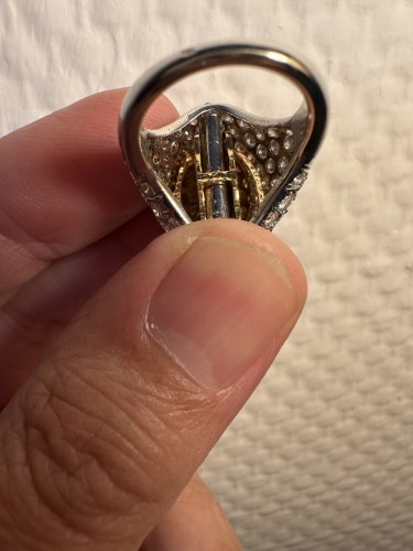 Années 50-60 - Bague bombée en or gris pavée diamants cognac