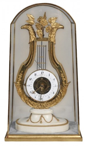 Pendule lyre à décor de têtes d’aigle, époque Louis XVI, fin XVIIIe siècle