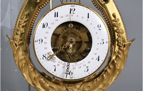 Pendule lyre à décor de têtes d’aigle, époque Louis XVI, fin XVIIIe siècle - Horlogerie Style Louis XVI