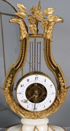 Horlogerie Pendule - Pendule lyre à décor de têtes d’aigle, époque Louis XVI, fin XVIIIe siècle
