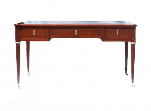 Bureau plat Louis XVI estampillé AVRIL