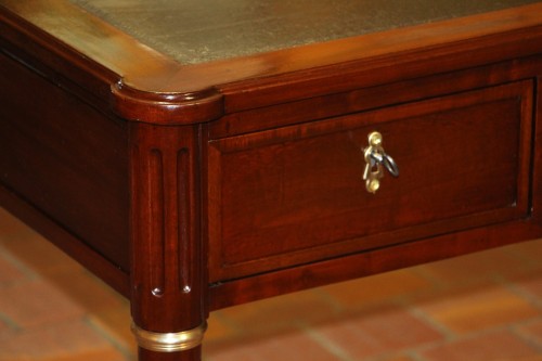 Bureau plat Louis XVI estampillé AVRIL - Mobilier Style Louis XVI