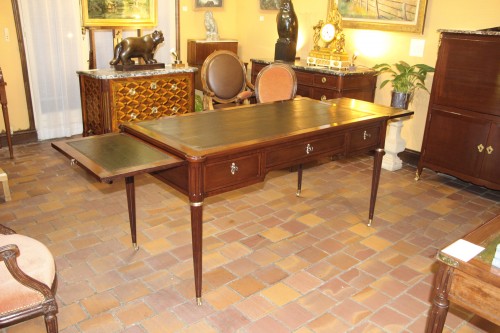 Bureau plat Louis XVI estampillé AVRIL - Louis XVI