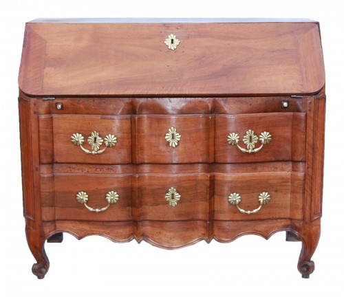 Commode scribanne de forme Arbalète en noyer d’époque Louis XV