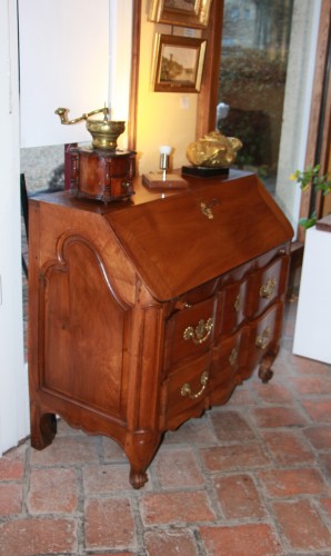 Louis XV period walnut commode/scribbler in the shape of a crossbow - Furniture Style Louis XV