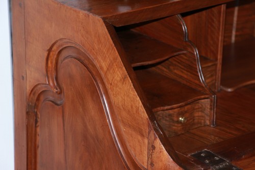 Furniture  - Louis XV period walnut commode/scribbler in the shape of a crossbow