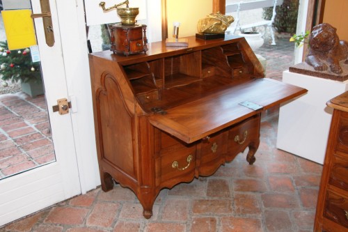 Louis XV period walnut commode/scribbler in the shape of a crossbow - 