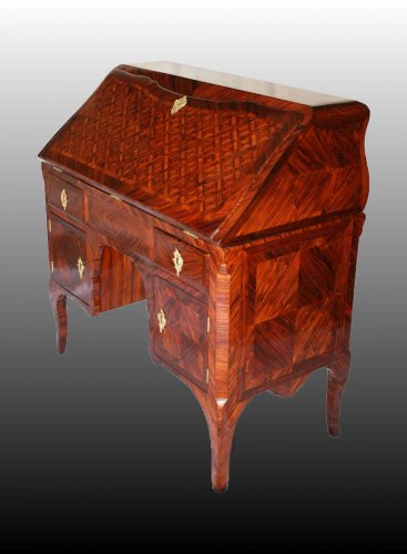 XVIIIe siècle - Bureau de pente d’époque Louis XV estampillé Marchand