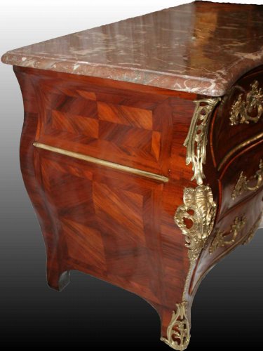 Commode «Tombeau » d’époque Louis XV - Mobilier Style Louis XV