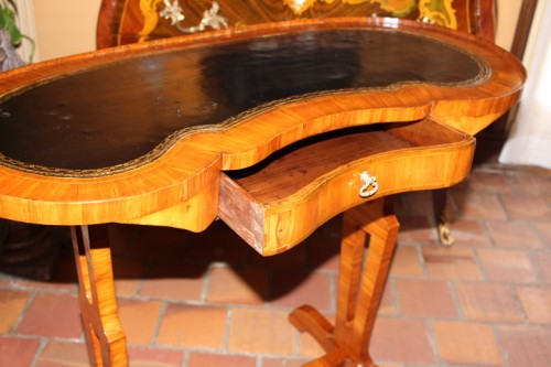 Table « rognon » d’époque Louis XVI Estampillée J.G. SCHLICHTIG - Mobilier Style Louis XVI