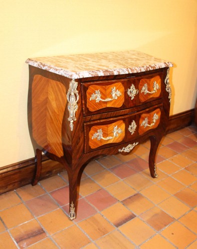 Commode « sauteuse » d’époque Louis XV - Mobilier Style Louis XV